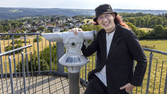 Line Bratenstein bewirbt sich für die Linke um das Landratsamt im Westerwaldkreis. Der Hedwigturm bei Bad Marienberg symbolisier
