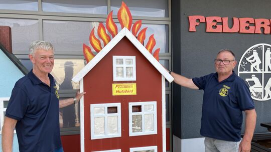 Wie viele weitere Geschicklichkeitsspiele ist auch dieses Feuerlöschspiel eine Eigenkreation von Erich Krautkrämer (rechts). Der