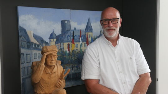 Uwe Hoffmann zeigt den modernen Mayener Jung seines Freundes Mario Adorf aus Holz. „Mario Adorf hatte auf eine Steinschleuder in