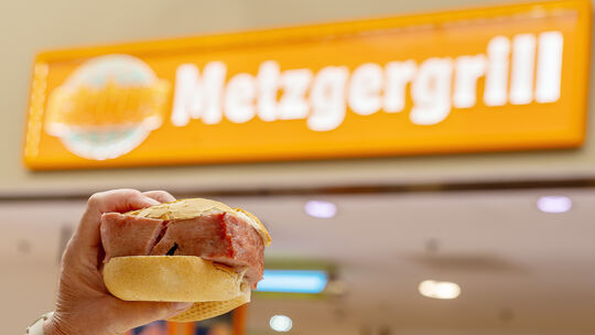 Das Fleischkäsebrötchen im Gensinger Globus kostet seit Jahren 1 Euro. Wie ist das in Zeiten gestiegener Herstellungskosten mögl
