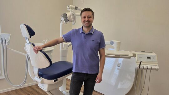Manuel Westermann zeigt eines der neuen Behandlungszimmer der Praxis in der Bahnhofstraße, die nach kurzer Bauzeit nun eröffnet. Manuel Westermann zeigt eines der neuen Behandlungszimmer der Praxis in der Bahnhofstraße, die nach kurzer Bauzeit nun eröffnet.