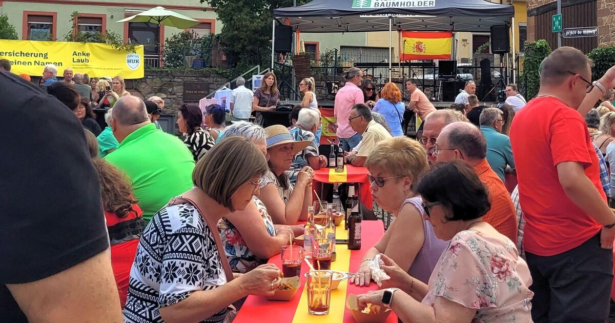 Spanish Night in Baumholder: The chef adds more paella pans