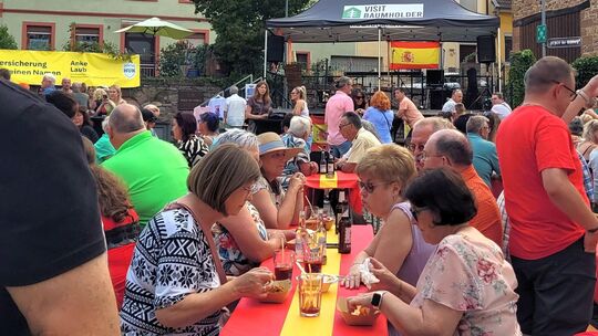 Die knapp 200 Sitzplätze auf dem Place de Warcq waren schon früh am Abend besetzt. Mehrere Hundert Besucher tummelten sich am Ab