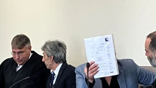 Der damals 55-jährige Angeklagte (2. von rechts) bei der Urteilsverkündung im Bad Kreuznacher Landgericht im Dezember 2024.