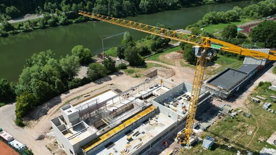 Die Großbaustelle Zeller Schwimmbad aus der Luft.