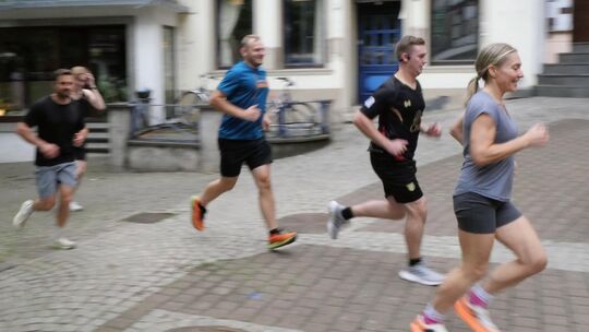 Die Dynamik der Läuferinnen und Läufer lässt sich hier erahnen. Jeden Dienstag 18:30 Uhr treffen sich die laufbegeisterten Athle