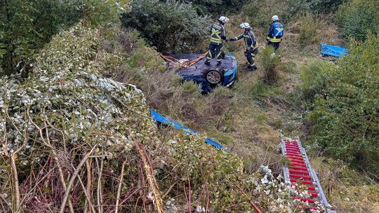 Zwei Personen wurden bei einem Unfall nahe des Flughafen Hahns schwer verletzt. Sie kamen auf regennasser Fahrbahn von der Straß