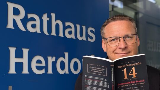 Der Herdorfer Kommunalpolitiker Dirk Eickhoff veröffentlicht ein Buch. „Tagesordnungspunkt 14“ übersetzt typische Redewendungen