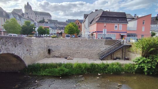 Schön, aber kahl: Das neuhergerichtete Aarufer am Marktplatz wird so bleiben, um es einfacher pflegen zu können.