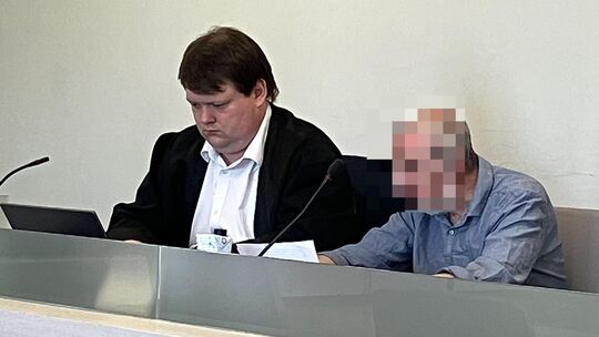 Der Angeklagte (rechts) mit seinem Verteidiger Johannes Hollinka an einem früheren Verhandlungstag. Diesmal beantwortete er kein