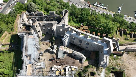 Burg Rheinfels bei St. Goar schaffte es jüngst durch einen archäologischen Fund in die Schlagzeilen. Die Untersuchungen gehen je
