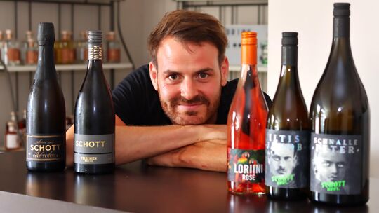 Winzer Benjamin Schott vom gleichnamigen Weingut in Wallhausen tüftelt schon länger an Weinen, die an das Treiben des Schinderha
