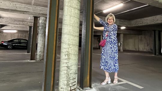 Eingesetzte Stahlstützen sichern die Betonkonstruktion ab. Da kann sich Ortsvorsteherin Birgit Ensminger-Busse anlehnen. Wie es