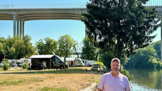 Der Campingplatz von Familie Weiß liegt direkt an der Lahn, am Schleusenweg 16 in Limburg.