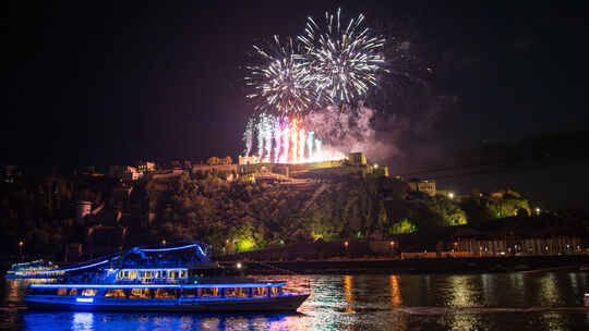 Das traditionelle Feuerwerk über der Festung Ehrenbreitstein wird es bei Rhein in Flammen in Koblenz auch 2026 geben.