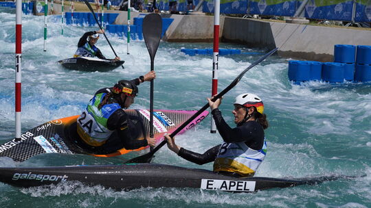 Extrem eng begegnen sich Emily Apel (vorne) und Ricarda Funk im WM-Teamrennen in Oklahoma City. Am Ende landete das deutsche Tea Extrem eng begegnen sich Emily Apel (vorne) und Ricarda Funk im WM-Teamrennen in Oklahoma City. Am Ende landete das deutsche Tea