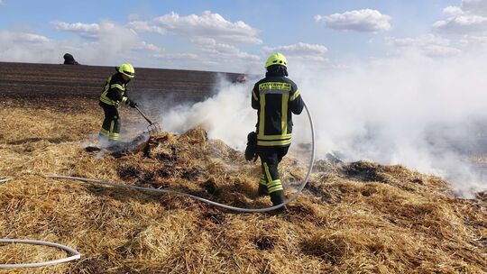 Bei Oberstreit standen erneut Strohballen und diesmal auch noch ein Stoppelfeld in Flammen.