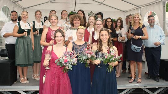 Bei dem zehntägigen Weinfest Vinalia in Ellenz-Poltersdorf brauchen auch Weinkönigin Pia Lenz (Mitte) und Weinprinzessin Pauline