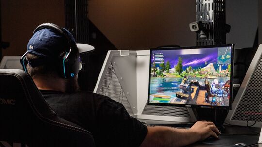 Ein Mann spielt das Computerspiel Fortnite am PC Ein Mann spielt das Computerspiel Fortnite am PC