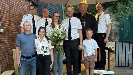 Strahlende Gesichter nach dem Vogelschießen (hinten von links): André Rödder, Brudermeister Hans-Joachim Quast, Pfarrer Martin K
