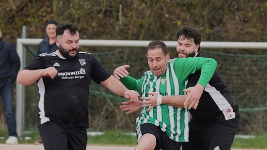 Der Bollenbacher SV II (grüne Trikots) und die SG Bergen/Berschweiler werden sich auch in der neuen Spielzeit gegenüberstehen. A