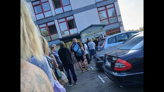 Außergewöhnlich großer Andrang vor der Kfz-Zulassung – so sah es Dienstag in der vorvergangenen Woche am Kreishaus aus.