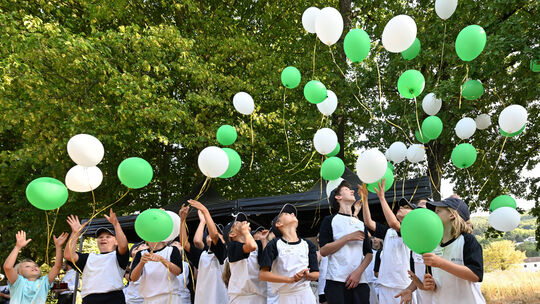 Die deutsche Tennismeisterschaft der Senioren in Bad Neuenahr ist eröffnet: Die Ballkinder lassen nach der Nationalhymne die Bal