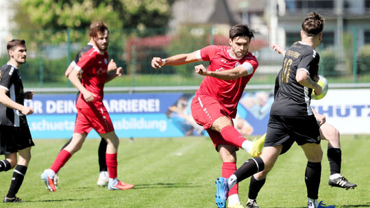 Der SV Roßbach/Verscheid (rote Trikots) und der FV Rheinbrohl werden sich auch in der Saison 2026/2027 wieder in der Kreisliga A