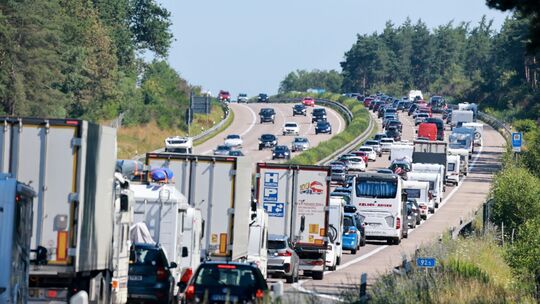 Reiseverkehr staut auf der A7 Reiseverkehr staut auf der A7