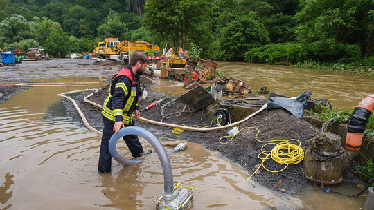 Hochwasserschäden am Elzbach in Moselkern nach einer schlimmen Flut Mitte Juli 2021.