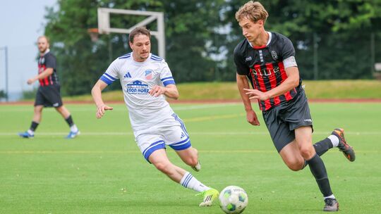 Als A-Liga-Vizemeister haben sich die SG Guckheim (vorne links Maurice Hammans) und SG Rennerod (recht Ben Thomas) über die Aufs Als A-Liga-Vizemeister haben sich die SG Guckheim (vorne links Maurice Hammans) und SG Rennerod (recht Ben Thomas) über die Aufs