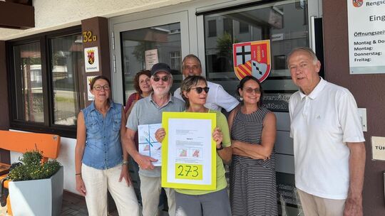 Vertreter der Bürgerinitiative "Zukunft für Rengsdorf" haben VG-Bürgermeister Pierre Fischer eine Petition mit 273 Unterschrifte