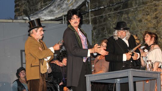 2015 gab es „Macheath oder zwischen Petticoat und Galgenstrick“, eine Adaption der „Beggar‘s Opera“ von John Gay, dem deutschen