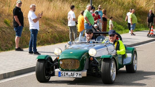Der Caterham Seven zeigt, dass auch puristische Sportwagen ihren Platz im Teilnehmerfeld der Hunsrück Classic haben.