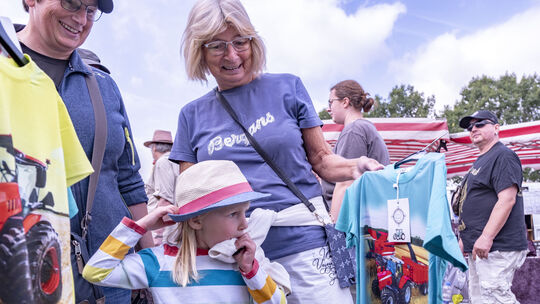 Lotta fährt gern Mähdrescher und Traktor, und so waren die T-Shirts mit bunten Landmaschinen für die Vierjährige aus Buchholz na