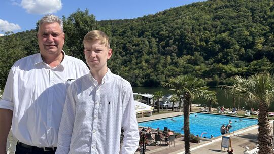 Dirk Hackmann und sein Sohn – ebenfalls Dirk Hackmann – haben den Überblick über den Campingplatz Moselwunder Pommern. 2022 kauf