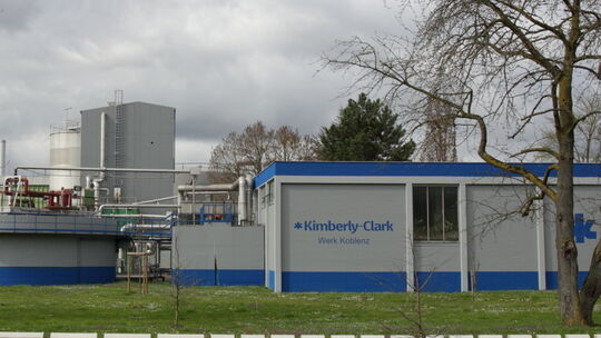 Das Kimberly-Clark-Werk in Koblenz: Das Unternehmen stellt Hygieneartikel, etwas Toilettenpapier, her.