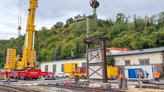 Die Pfeiler der Linzhausenbrücke aus dem Baujahr 1890 sind am Mittwoch in Linz von einem riesigen Kran demontiert worden. Die Pfeiler der Linzhausenbrücke aus dem Baujahr 1890 sind am Mittwoch in Linz von einem riesigen Kran demontiert worden.
