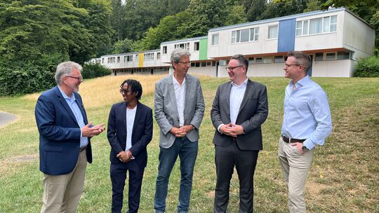 Hausleiter Michael Nagel (links), Hanno Heil von der Stiftung Familienferiendorf (Mitte) und Insolvenzverwalter Philip Konen (2.