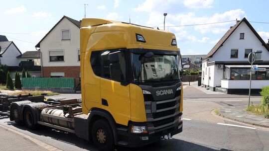 Im Halb-Stunden-Takt, manchmal im Minutentakt brettern die Lkw durch das Wohngebiet.
