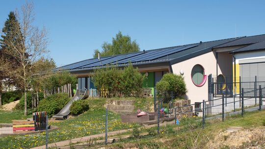 Im März 2025 wurde der Erweiterungsbau der Kita Gänsacker in Kirchberg offiziell eingeweiht.