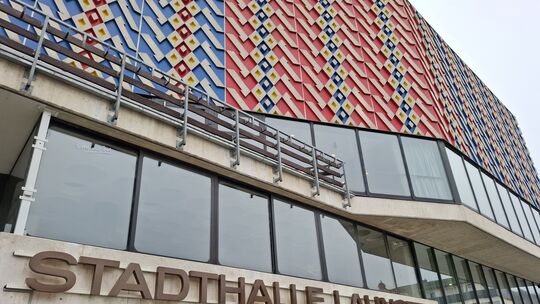 Die Stadthalle auf dem Salhofplatz muss bis auf Weiteres geschlossen werden.