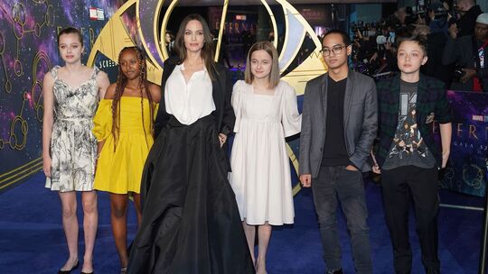 Angelina Jolie mit fünf ihrer sechs Kinder