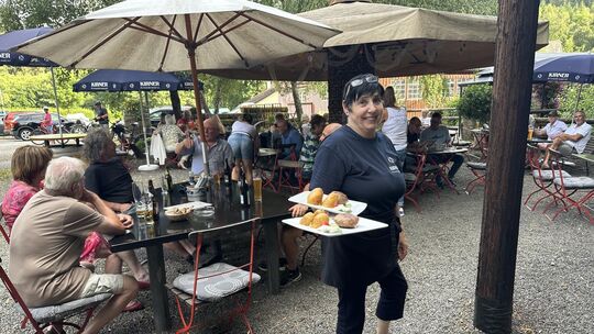 Gabriele Grub ist seit mehr als 50 Jahren in der Gastronomie tätig. Die Gartenwirtschaft ist für sie "die schönste weit und brei