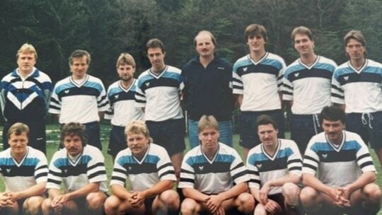 Unter der Regie von Trainer Michael Fasel (hinten links) kehrte der SC 1990/91 nicht nur in die B-Klasse zurück, auch in der Hal