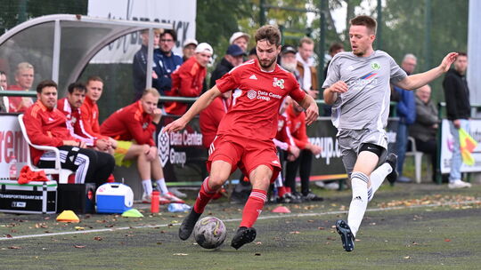 Philip Krahn (rotes Trikot) erhöhte beim Turnier in Horrssen für die SG Malberg im Gruppenspiel gegen die SG Augst auf 2:0.