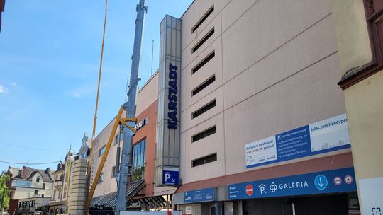 Das Karstadt-Parkhaus im Vordergrund betreibt mittlerweile die Limburger Stadtlinie, hat damit zur letzten Rettung des Standorts