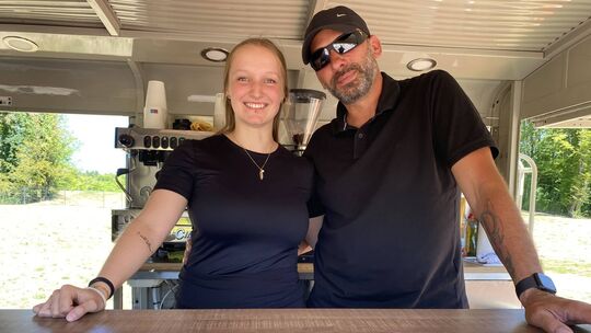 Günther „Günni“ Wuttke und Jule Friederichs würden gerne mehr Gäste am mobilen Kiosk begrüßen.
