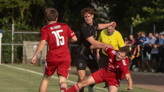 Aus dem Weg: Ein Weinsheimer (dunkles Trikot) räumt in Monzingen einen Merxheimer Kontrahenten ab, um die zweite Verbandspokalru Aus dem Weg: Ein Weinsheimer (dunkles Trikot) räumt in Monzingen einen Merxheimer Kontrahenten ab, um die zweite Verbandspokalru