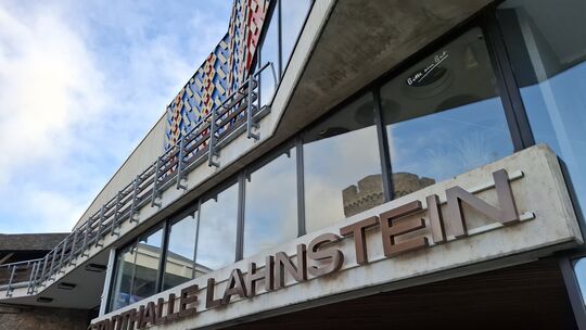 „Lahnsteins gute Stube“, die Stadthalle auf dem Salhofplatz, ist wegen Brandschutz geschlossen.